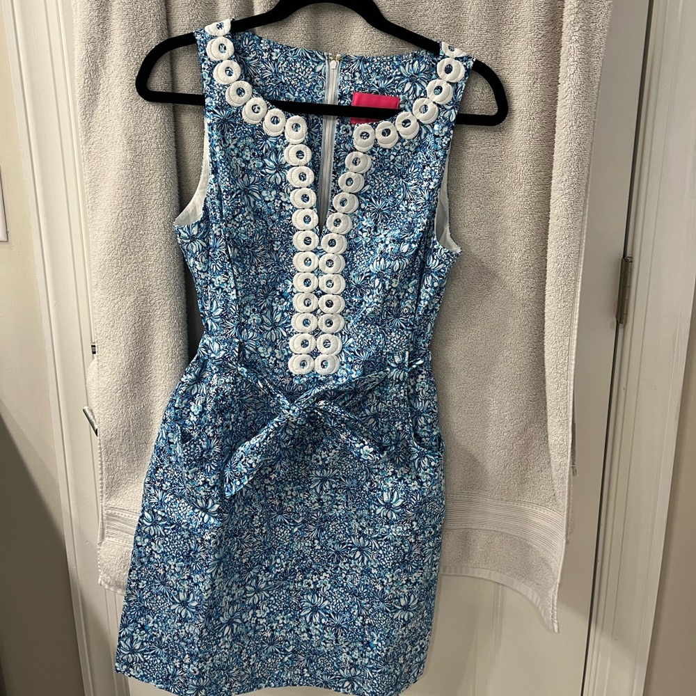 Brand NWT Gorgeous Lilly Pulitzer Stretch Shift Dress. Size 8. Great blue colors